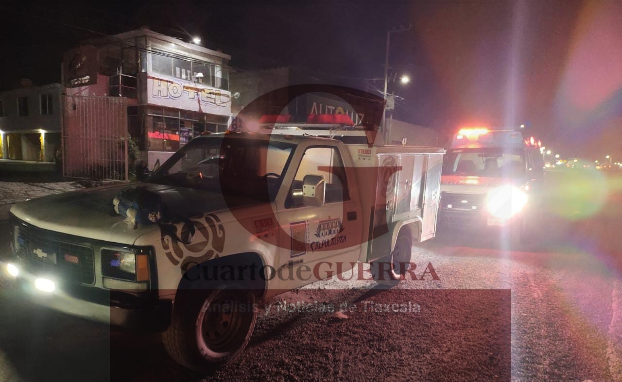 Coche impacta contra tractocamión, en Calpulalpan; el accidente deja daños materiales